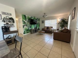 Tropical 3bed 2bath Lakeland Home on corner lot - 3
