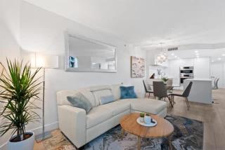 Executive Downtown Suite with Great City Views - 8