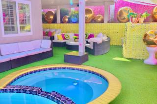 Pink Luxe Spa Retreat in San Diego, Private Rooms with Shared Kitchen and Pool - San Diego - 4