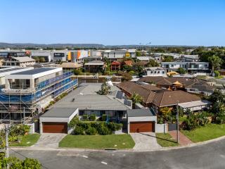 Lux Waterfront Villa with Magnesium Spa - The Goldie - Gold Coast - 9