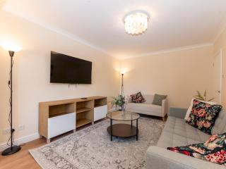 Pass the Keys Stunning Spacious Chessington Gem with Parking - Chessington - 3
