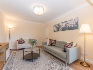 Pass the Keys Stunning Spacious Chessington Gem with Parking - Chessington - 2