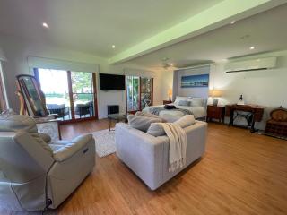Lake House Escape - Lake Front Couples Retreat! - Morisset East - 3