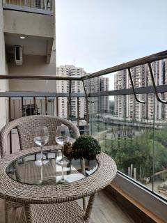 The Forest Stays-Luxury City Loft With Balcony Bliss - Noida - 6