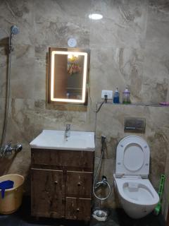 The Forest Stays-Luxury City Loft With Balcony Bliss - Noida - 4