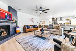 Chic Modern 4BR Retreat Near Downtown with Game Room and King Suites - Austin - 9