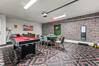 Chic Modern 4BR Retreat Near Downtown with Game Room and King Suites - Austin - 7
