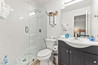 Chic Modern 4BR Retreat Near Downtown with Game Room and King Suites - Austin - 5