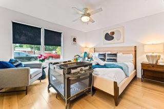 Chic Modern 4BR Retreat Near Downtown with Game Room and King Suites - Austin - 2