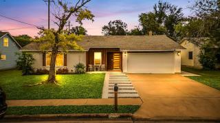 Chic Modern 4BR Retreat Near Downtown with Game Room and King Suites - Austin - 0