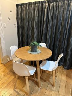 RENWICK IN THE CITY NELSON, 10min walk to city centre, full kitchen, fast fibre wifi, drive 13min to Airport, 5min to Hospital, quiet street, dog friendly - Nelson - 4