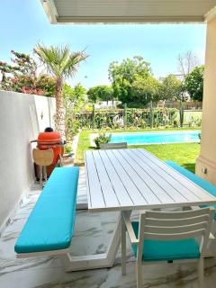 Elegant lakeside villa with a private pool - Dubai - 3