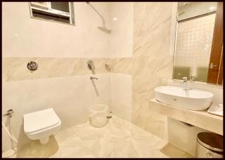 HOTEL KUVER # PALACE Near Sea Beach - Jagannath temple - Restaurant and Lift Facilities - Fully Air Conditioning Hotel - A Top Rated Hotel - Puri - 1