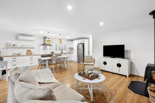 White Cottage on Ninety Mile Beach - Seaspray - 1