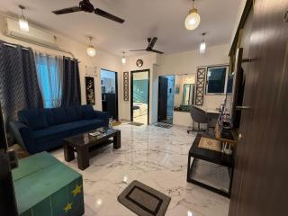 Elegant 1BHK at Bandra W Close to Lilavati hospital - Mumbai - 0