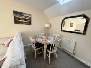 Entire Two Bed Coach House Super King Beds Turn into singles - 4