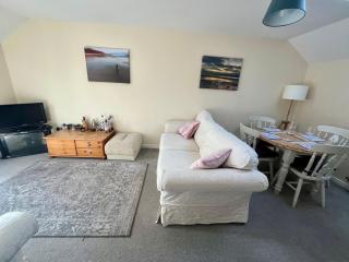 Entire Two Bed Coach House Super King Beds Turn into singles - 5