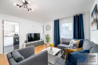 Near Tube To City, Emirates Stadium, Hospital & University - 8