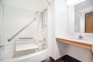 Super 8 by Wyndham Lacey Olympia Area - Lacey - 6
