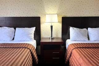 Travelodge by Wyndham Seymour - 1