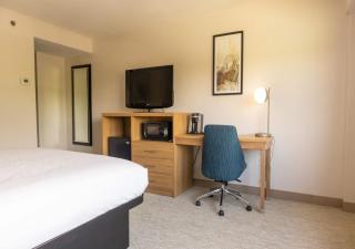 Elimwood Hotel, A Ramada by Wyndham - Maryland Heights - 1
