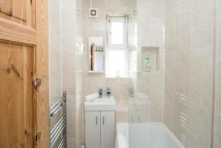 Stylish 2BD Flat with Balcony Near Stepney Green - 6