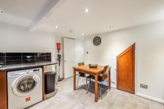 Sleek 2B/1B Retreat in Lindley, Huddersfield - Lindley - 2