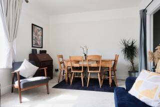 Fantastic 2BD Victorian Apt - 4 adults & 1 child - 7