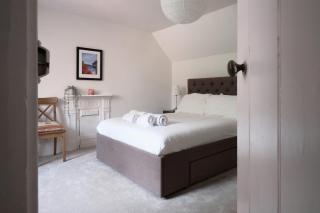 Fantastic 2BD Victorian Apt - 4 adults & 1 child - 3