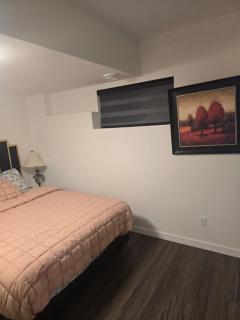 Cozy 2-Bedroom Suite 5 Minutes Walk to Chestermere Lake - Chestermere - 7