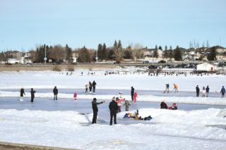 Cozy 2-Bedroom Suite 5 Minutes Walk to Chestermere Lake - Chestermere - 9