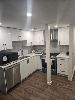 Cozy 2-Bedroom Suite 5 Minutes Walk to Chestermere Lake - Chestermere - 3