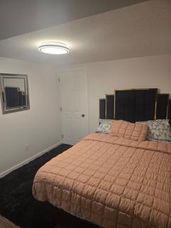 Cozy 2-Bedroom Suite 5 Minutes Walk to Chestermere Lake - Chestermere - 4