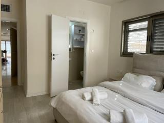 Two Bedroom Apt - Terrace & Private Parking - On The Beach - Tel Aviv - 4