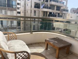 Two Bedroom Apt - Terrace & Private Parking - On The Beach - Tel Aviv - 8