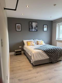 Comfy 3BR House l Near Shops & Transport l Parking - Tile Hill - 0