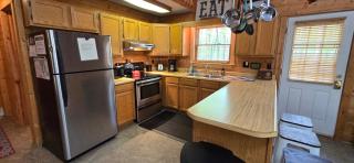 Camp Valentine- charming 3 bedroom cabin with hot tub and fireplace in private setting - Swanton - 7