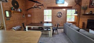 Camp Valentine- charming 3 bedroom cabin with hot tub and fireplace in private setting - Swanton - 6