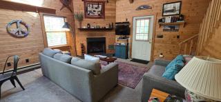 Camp Valentine- charming 3 bedroom cabin with hot tub and fireplace in private setting - Swanton - 5