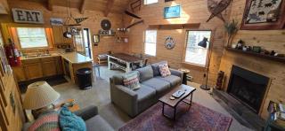 Camp Valentine- charming 3 bedroom cabin with hot tub and fireplace in private setting - Swanton - 4