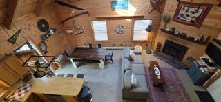 Camp Valentine- charming 3 bedroom cabin with hot tub and fireplace in private setting - Swanton - 2