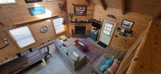 Camp Valentine- charming 3 bedroom cabin with hot tub and fireplace in private setting - Swanton - 1