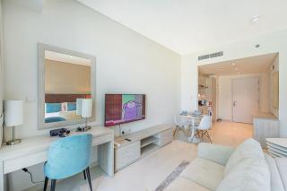 Spacious Studio Beach Access Seven Palm Dubai - 4