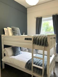 2B Redcliffe - NEW Spacious 2 Bed Family Apartment - 1