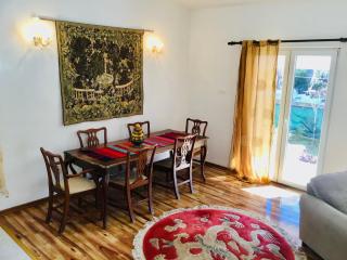 Rose House - Kravlja - 4