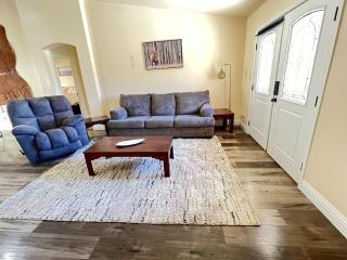 King Bed - Hot Tub, 3 Queens, Home away from home - 6