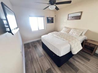 King Bed - Hot Tub, 3 Queens, Home away from home - Yuma - 1