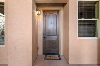 Top-Floor Desert Oasis - Balcony Fireplace Jacuzzi - Washington - 5