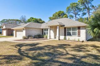 Emerald Coast Breeze Retreat Single-Level 4-Bedroom Beach Getaway (Sleeps 12) - Fort Walton Beach - 4
