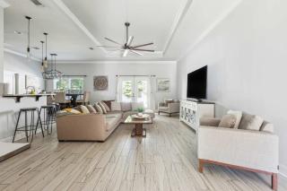 Emerald Coast Breeze Retreat Single-Level 4-Bedroom Beach Getaway (Sleeps 12) - 1